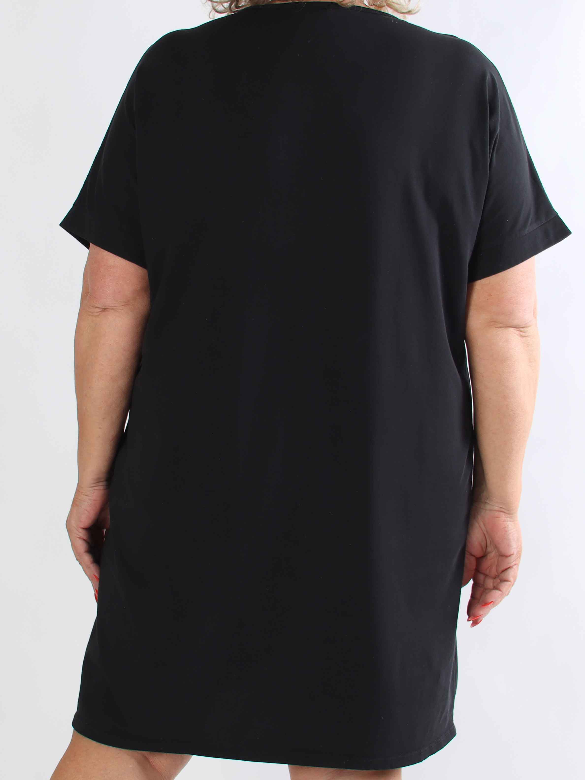 Alana - Plus size t-shirtkjole i bomuld med fejrmotiver foran